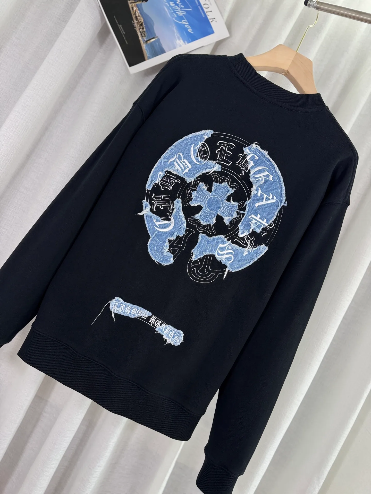 P260 top version, real shot without P, ​​different from market currency) 𝗖𝗵𝗿𝗼𝗺𝗲 𝗛𝗲𝗮𝗿𝘁𝘀/Cro Heart 2025 Patch Embroidery Autumn and Winter New Original Single Counter American Acid Washed Distressed Laser Burnt Patch Embroidery Couple Casual Sweater 👑The highest version! Customized fabric 440g tripe terry fabric! American acid-washed and distressed original fabric laser burnt ✟appliqué embroidery and exquisite embroidery of letters! The best-selling model in the counter, very comfortable to wear. Accessories: original molded and authenticated collar label➕100% silk wash label. Genuine purchase-grade original hangtag➕matching hanging rope➕3D hanging beads➕original packaging bag. Craftsmanship: The original version has consistent wiring! The highest version of the armhole matching technique! Color: White Black Size: S M L XL Style Number: 25-309